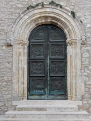 Fototapeta na wymiar Castelpetroso - Portone della chiesa di San Martino
