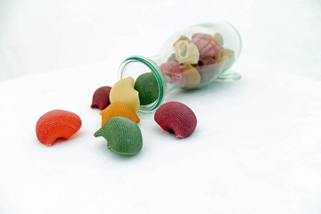 Bunte Pasta fallend aus der Glaskaraffe