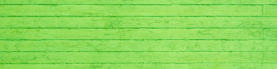 Betonwand Header 4:1 mit waagerechter Lattenschalung - in Grün