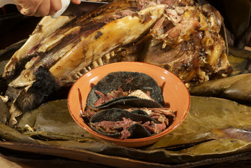 tacos de carne de cabeza de res cocida en pencas de maguey con salsa verde