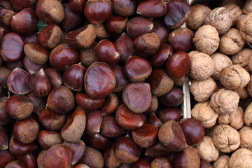  Many walnut brown nuts in shell on the market background pattern