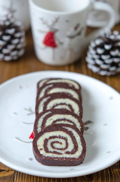 Chocolate-coconut roll without baking cookies and coconut chips