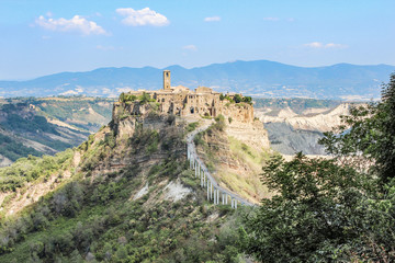 Fototapeta premium Widok Civita di Bagnoregio, miasta w prowincji Viterbo w środkowych Włoszech, na przedmieściach miasta Bagnoregio, 1 km na wschód od niego. Jest 120 km na północ od Rzymu, Lacjum.