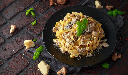 Pasta with shiitake mushrooms and chicken with herbs and cheese