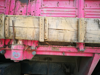 Holzplanke an der rosa Pritsche eines Lastwagen in Pink im Stadtverkehr in Adapazari im Sommer bei...