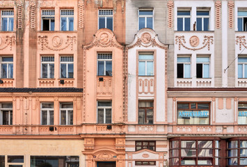 Historische Häuserfassade in Karlovy Vary, Tschechien