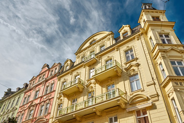 Historische Hausfassade in Karlovy Vary, Tschechien