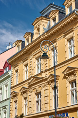 Fototapeta na wymiar Historische Straßenlaterne vor Hausfassade, Karlsbad, Tschechien
