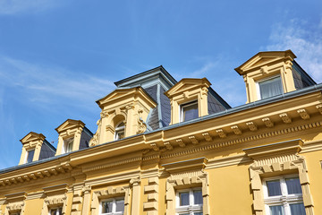 Fototapeta na wymiar Historische Hausfassade mit Dachgauben in Karlovy Vary, Tschechien