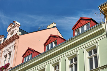 Rote Dachgauben mit grüner Hausfassade, Karlsbad