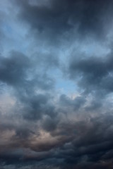 Fototapeta na wymiar Dunkelgraue Regenwolken vor blauen Himmel