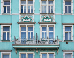 Historische Hausfassade mit Balkon in Karlovy Vary, Tschechien