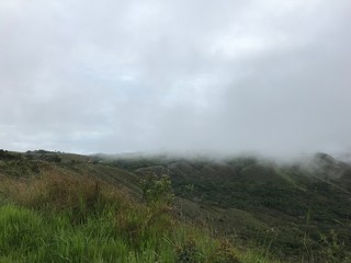 Fototapeta na wymiar la niebla en la montaña
