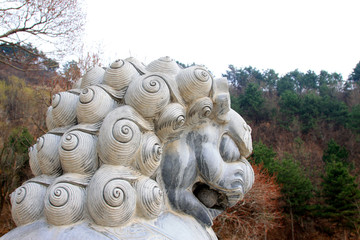 Stone lions head features