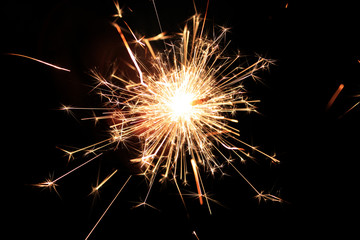 Luces de bengala en la noche de celebración de año nuevo.