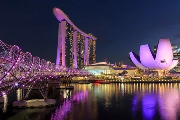 Photo sur Plexiglas Helix Bridge Singapore, Singapore - October 17, 2018: Cityscape at dusk with Marina Bay Sands, Modern Art Museum and Helix Bridge