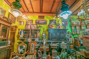 アンティークショップ