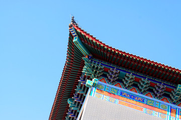 Fototapeta na wymiar Chinese traditional building under the blue sky