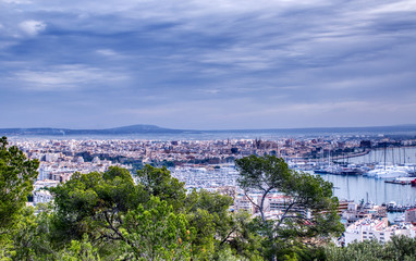 Stadtansicht von Palma de Mallorca im Herbst bei wolkigen Himmel