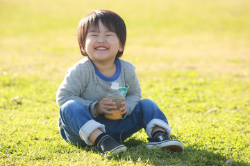 ジュースを飲む男の子