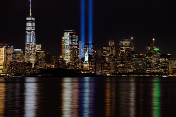 9/11 Memorial Beams with Statue of Liberty and Lower Manhattab - obrazy, fototapety, plakaty