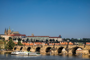 Fototapeta na wymiar Prag, Karlsbrücke mit Dom