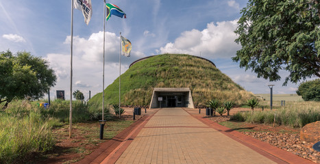 Fototapeta premium Maropeng Visitor Centre w Craddle of Human Child w RPA