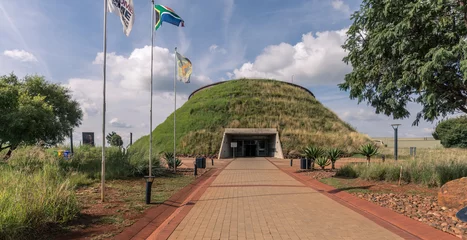 Fotobehang Maropeng bezoekerscentrum in de bakermat van de mensheid in Zuid-Afrika © Benjamin ['O°] Zweig