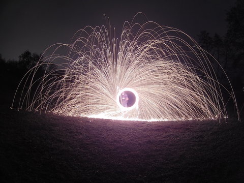 abstrakt, licht, nacht, feuerwerk, wunderkerze, black, feuer, blau, feier, explosion, urlaub, l&ouml;wenzahn, party, funke, dark, gestirn, hell, himmel, design, neu, wei&szlig;, natur, fraktal, blume, langzeitbe