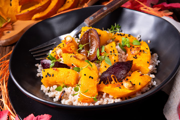 gratinated vegetarian pumpkin with barley groats, plums and thyme