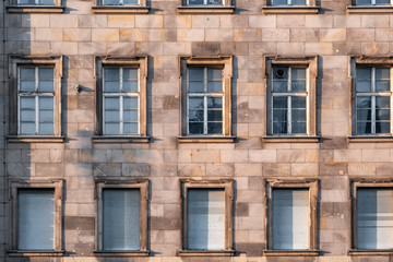 altes Gebäude Fassade mit vielen Fenstern