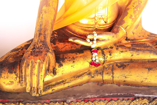 symbole de sérénité et relaxation , bouddha doré 