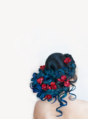 Naklejka premium woman with long blue hair with red flowers 