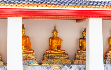 rangée de bouddha dans un temple de bangkok  en Thailande