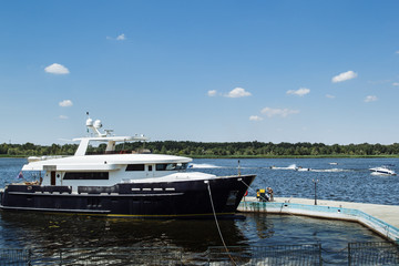 Obraz premium yacht on the dock in the river Dnieper