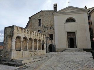 Isernia - Fontana Fraterna e Chiesa della Concezione