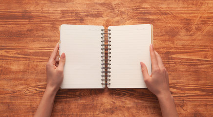 Obraz premium hand notebook wooden background