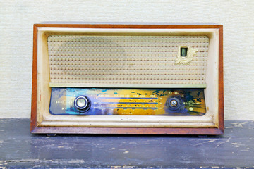 traditional style transistor radio