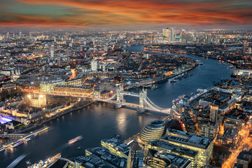 Fototapeta na wymiar Panorama der Skyline von London bei Sonnenuntergang: von der Tower Bridge bis nach Canary Wharf