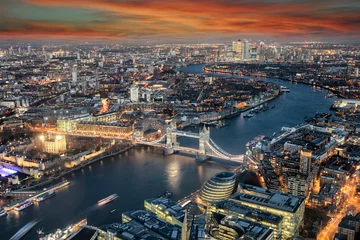 Panorama der Skyline von London bei Sonnenuntergang: von der Tower Bridge bis nach Canary Wharf © moofushi