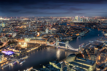 Panorama von London am Abend: von der Tower Bridge bis zum Finanzzentrum Canary Wharf 