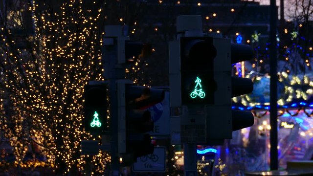 Weihnachtsbeleuchtung, Fußgängerampeln werden von grün auf rot geschaltet
