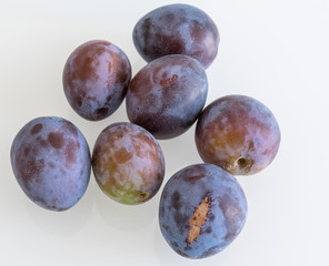 Pflaumen isoliert auf weiss