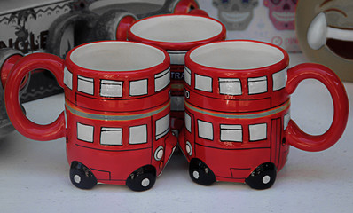 Tres tazas artesanales de color rojo