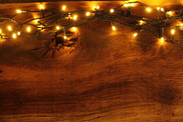Weihnachtshintergrund mit einer Lichterkette 1