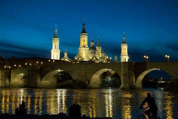 Fototapeta na wymiar Pilar, iglesia, zaragoza, España, rio Ebro, paisaje nocturno, luces, reflejos, siluetas, torres, puente de piedra,