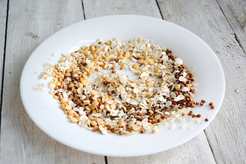 Scattered grains in a pile