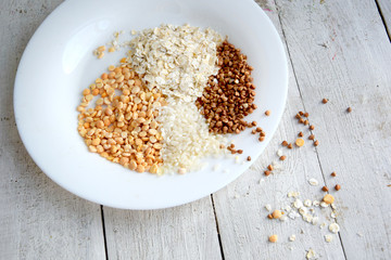 Scattered grains in a pile