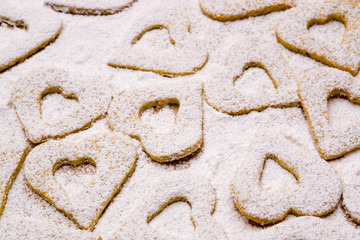 Weihnachtsbäckerei Johannisbeer-Spitzbuben 2018-2   Mit Puderzucker bestreuter Deckel
