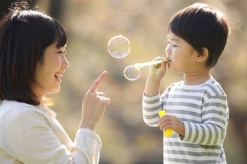 シャボン玉で遊ぶ親子